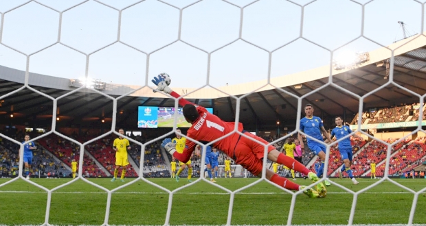 Сейв Георгия Бущана в матче против Швеции, Getty Images