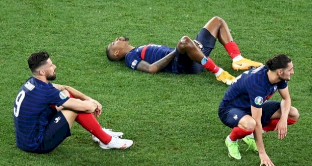 Игроки сборной Франции после поражения от Швейцарии, Getty Images