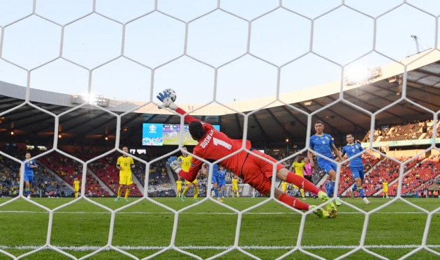 Сейв Георгия Бущана в матче против Швеции, Getty Images
