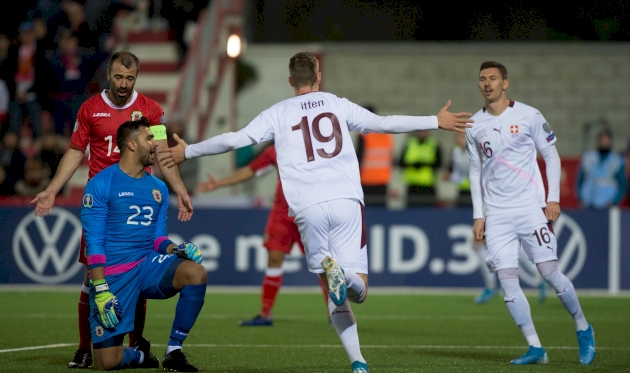 Иттен забивает гол, twitter.com/UEFAEURO 