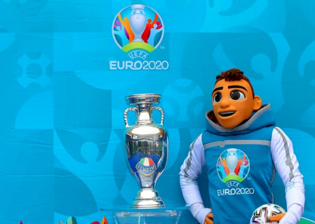 Кубок Евро-2020 и маскот чемпионата, getty images