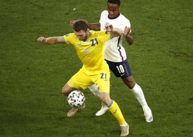 Александр Караваев (на переднем плане) в матче против Англии, Getty Images