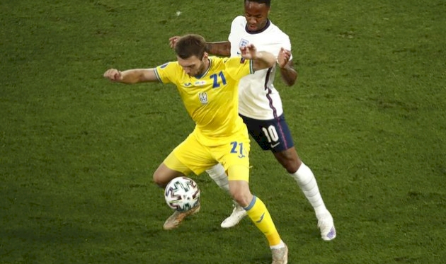 Александр Караваев (на переднем плане) в матче против Англии, Getty Images