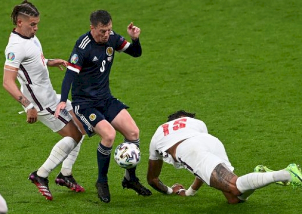 Каллум Макгрегор (по центру) в матче против Англии, Getty Images