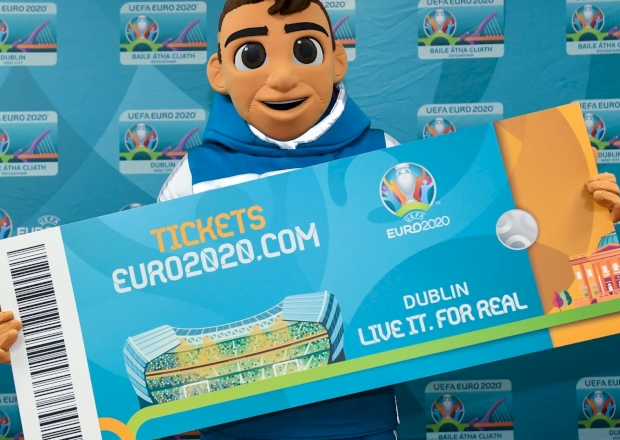 Маскот турнира с билетом, UEFA