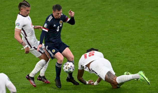 Каллум Макгрегор (по центру) в матче против Англии, Getty Images