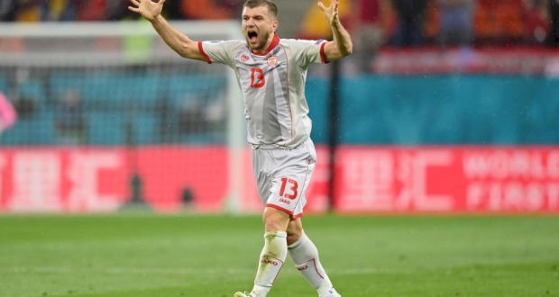 Горан Пандев (с мячом) в матче против Австрии, getty images