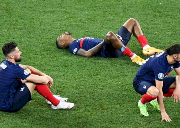 Игроки сборной Франции после поражения от Швейцарии, Getty Images