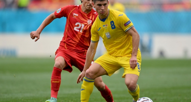 Руслан Малиновский в матче с Северной Македонией, Getty Images